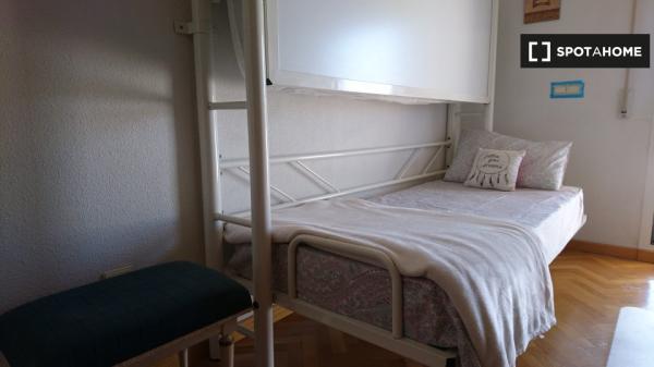 Room in shared apartment in Alcala De Henares