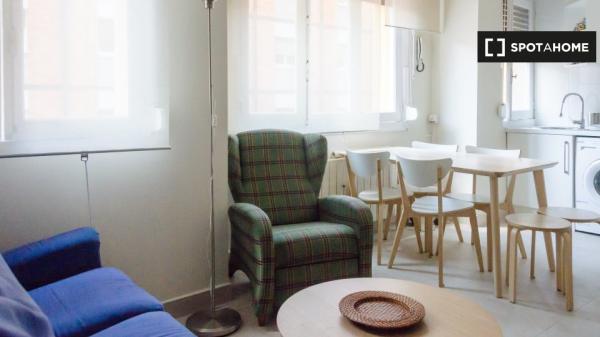 Room for rent in 5-bedroom apartment in Oviedo