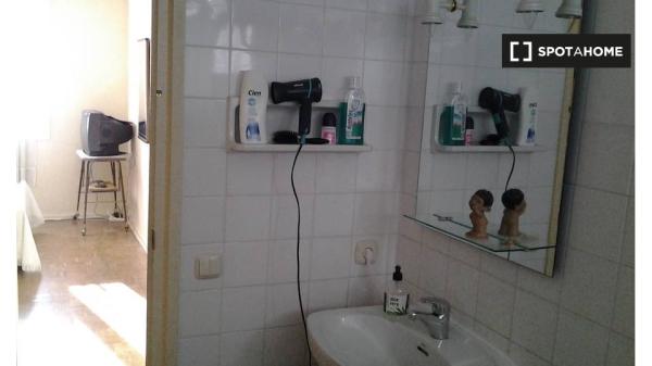 Pokoje do wynajęcia w 2-pokojowym mieszkaniu w San Sebastian