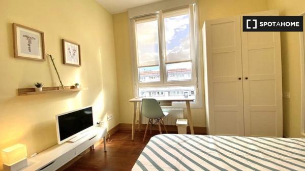 Se alquilan habitaciones en apartamento de 5 dormitorios en Bilbao