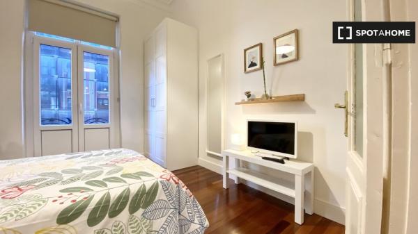 Se alquila habitación en hermoso piso de 5 habitaciones