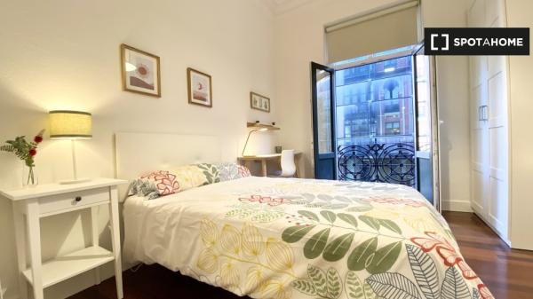 Se alquila habitación en hermoso piso de 5 habitaciones