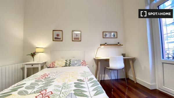 Se alquila habitación en hermoso piso de 5 habitaciones