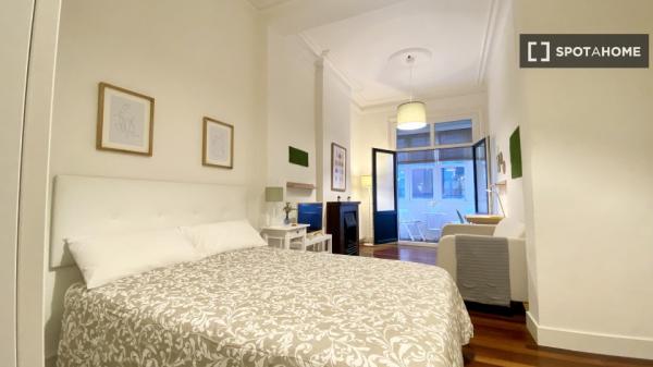 Se alquila habitación en hermoso piso de 5 habitaciones