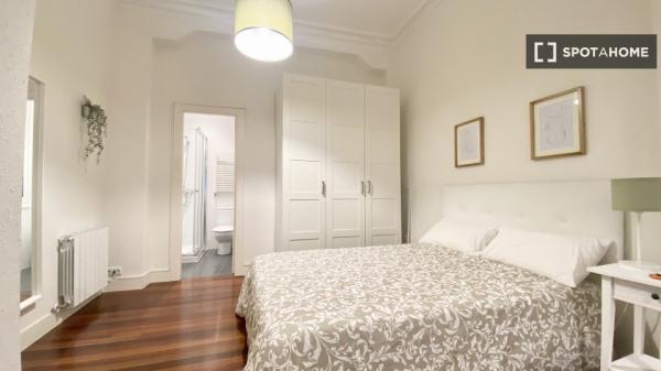 Se alquila habitación en hermoso piso de 5 habitaciones