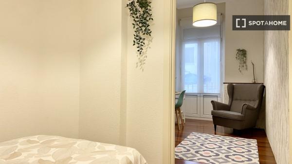 Se alquila habitación en hermoso piso de 5 habitaciones