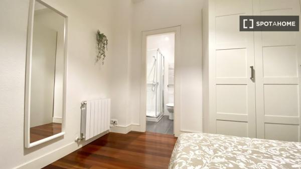 Se alquila habitación en hermoso piso de 5 habitaciones