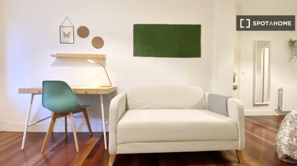 Se alquila habitación en hermoso piso de 5 habitaciones