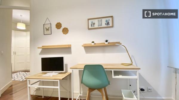 Se alquila habitación en hermoso piso de 5 habitaciones