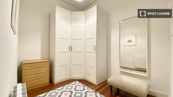 Se alquila habitación en hermoso piso de 5 habitaciones