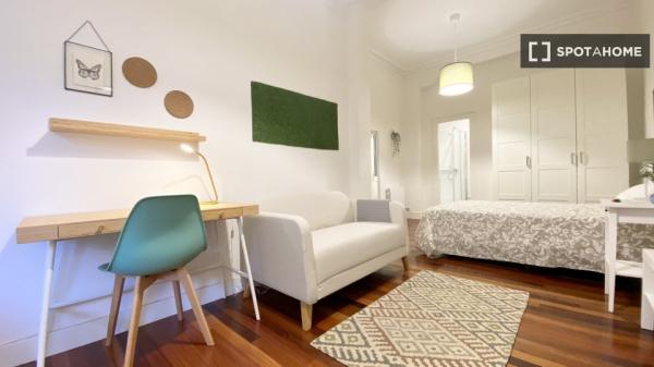 Se alquila habitación en hermoso piso de 5 habitaciones