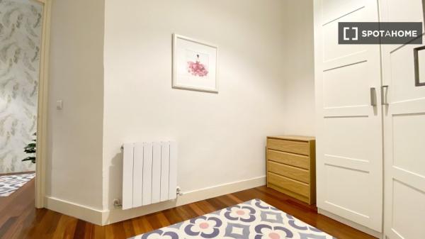 Se alquila habitación en hermoso piso de 5 habitaciones