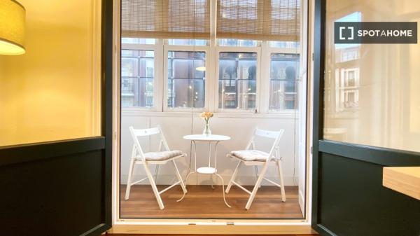 Se alquila habitación en hermoso piso de 5 habitaciones