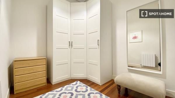 Se alquila habitación en hermoso piso de 5 habitaciones