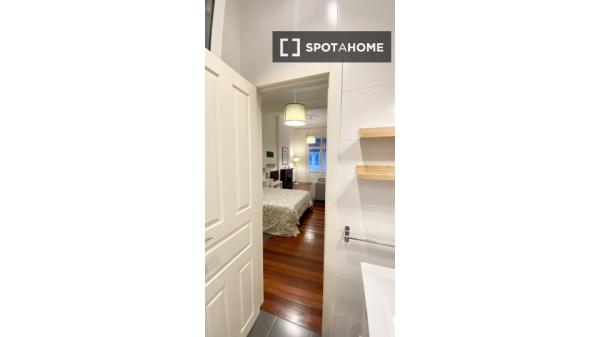 Se alquila habitación en hermoso piso de 5 habitaciones