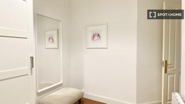 Se alquila habitación en hermoso piso de 5 habitaciones