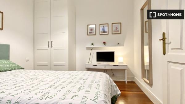 Se alquila habitación en hermoso piso de 5 habitaciones