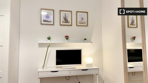 Se alquila habitación en hermoso piso de 5 habitaciones