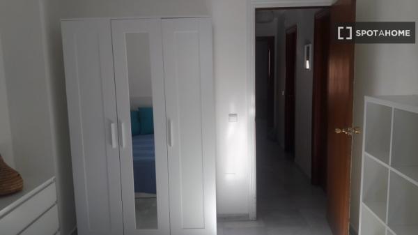 Alquiler de habitaciones en casa de 3 dormitorios en Málaga