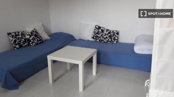 Alquiler de habitaciones en casa de 3 dormitorios en Málaga