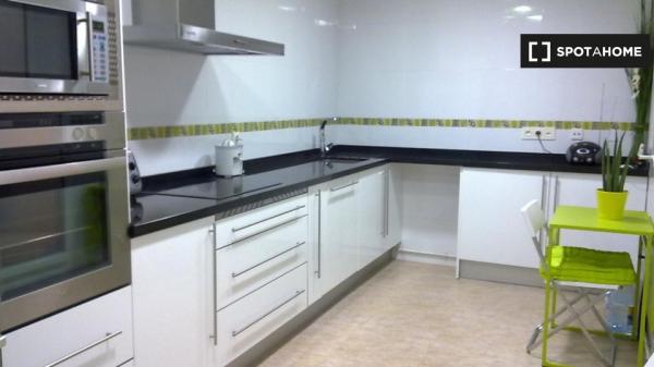 Se alquila habitación en piso de 2 habitaciones en Murcia.