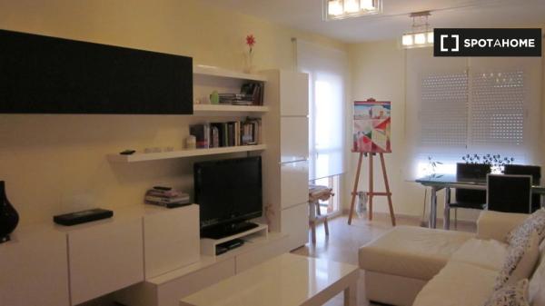 Se alquila habitación en piso de 2 habitaciones en Murcia.