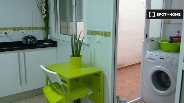 Se alquila habitación en piso de 2 habitaciones en Murcia.