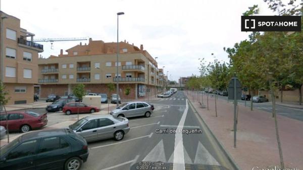 Se alquila habitación en piso de 2 habitaciones en Murcia.