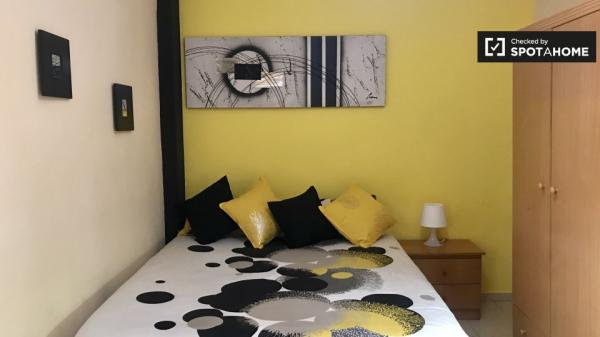 Habitación en apartamento de 6 dormitorios en Alcalá de Henares, Madrid.