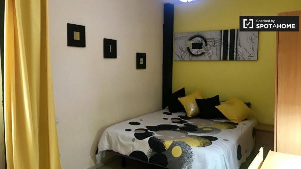 Habitación en apartamento de 6 dormitorios en Alcalá de Henares, Madrid.