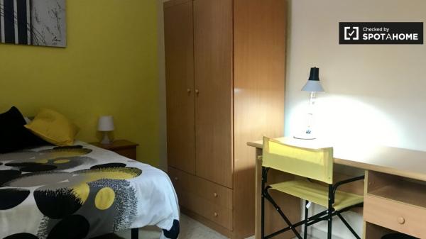 Habitación en apartamento de 6 dormitorios en Alcalá de Henares, Madrid.