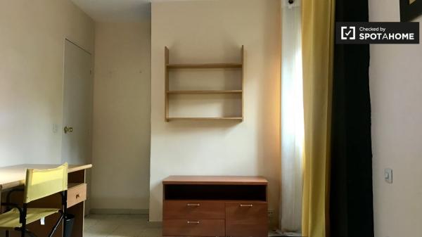Habitación en apartamento de 6 dormitorios en Alcalá de Henares, Madrid.