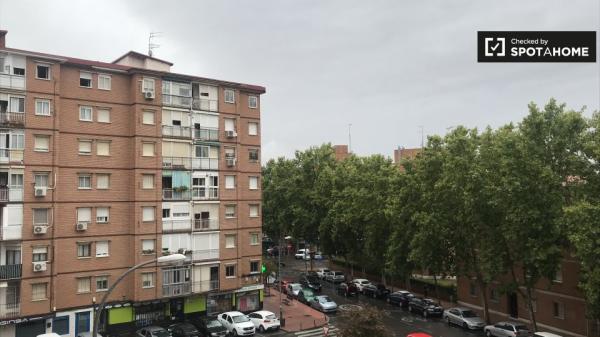 Habitación en apartamento de 6 dormitorios en Alcalá de Henares, Madrid.