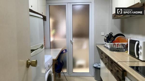 Habitación en apartamento de 6 dormitorios en Alcalá de Henares, Madrid.