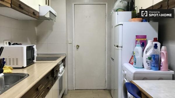 Habitación en apartamento de 6 dormitorios en Alcalá de Henares, Madrid.