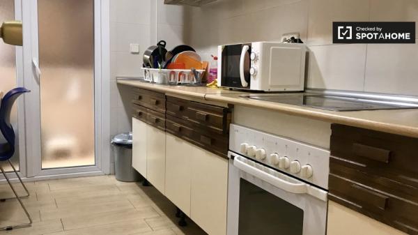 Habitación en apartamento de 6 dormitorios en Alcalá de Henares, Madrid.