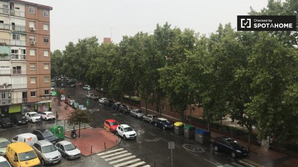 Habitación en apartamento de 6 dormitorios en Alcalá de Henares, Madrid.