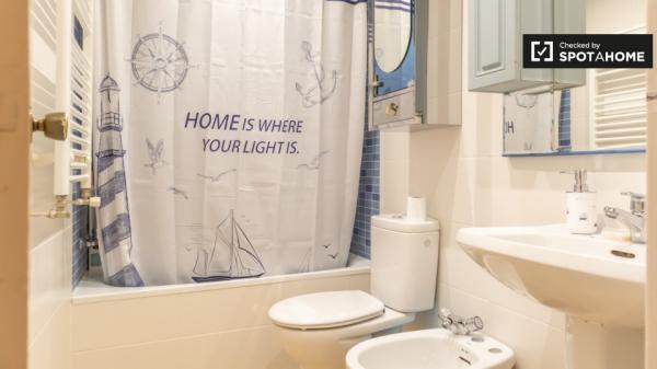 Habitación en apartamento de 6 dormitorios en Alcalá de Henares, Madrid.