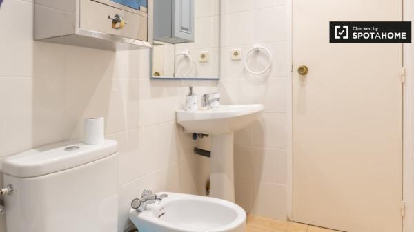 Habitación en apartamento de 6 dormitorios en Alcalá de Henares, Madrid.