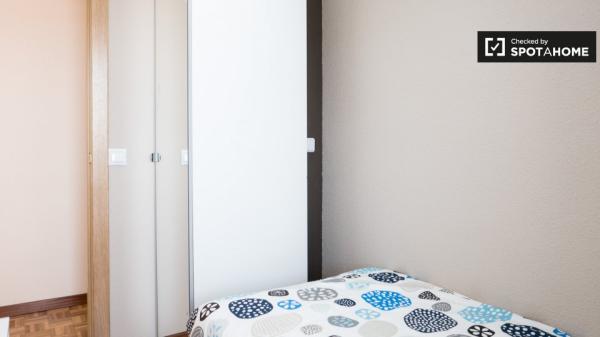 Habitación en apartamento de 6 dormitorios en Alcalá de Henares, Madrid.