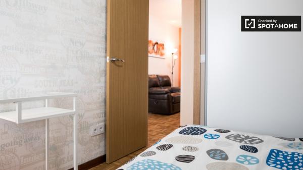 Habitación en apartamento de 6 dormitorios en Alcalá de Henares, Madrid.