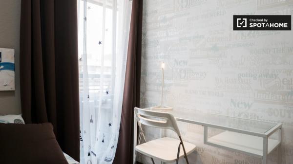 Habitación en apartamento de 6 dormitorios en Alcalá de Henares, Madrid.