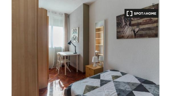 Se alquila habitación en apartamento de 5 dormitorios en Alcalá de Henares.