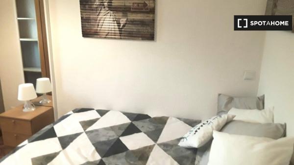 Se alquila habitación en apartamento de 5 dormitorios en Alcalá de Henares.
