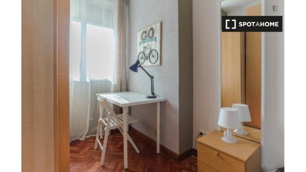 Se alquila habitación en apartamento de 5 dormitorios en Alcalá de Henares.