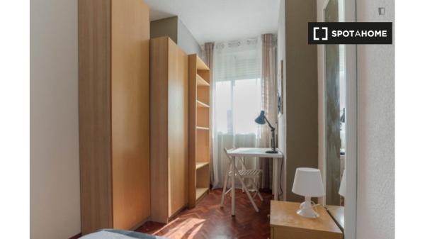 Se alquila habitación en apartamento de 5 dormitorios en Alcalá de Henares.