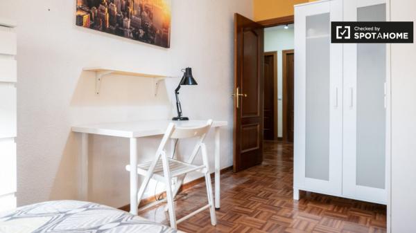 Se alquila habitación en apartamento de 5 dormitorios en Alcalá de Henares.