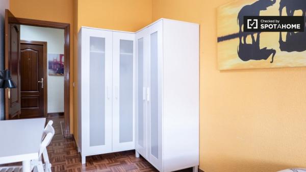 Se alquila habitación en apartamento de 5 dormitorios en Alcalá de Henares.