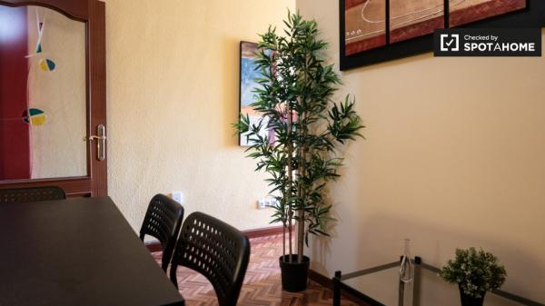 Se alquila habitación en apartamento de 5 dormitorios en Alcalá de Henares.