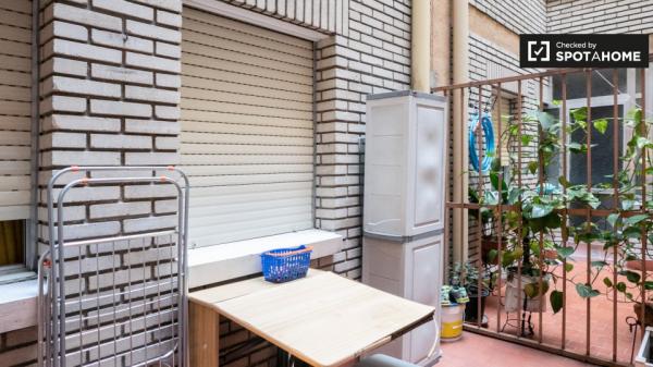 Se alquila habitación en apartamento de 5 dormitorios en Alcalá de Henares.